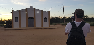 fotógrafo voluntário do instituto omunga fotografando uma igreja no serão do piauí nos dando a visão de fotógrafo e fotografado