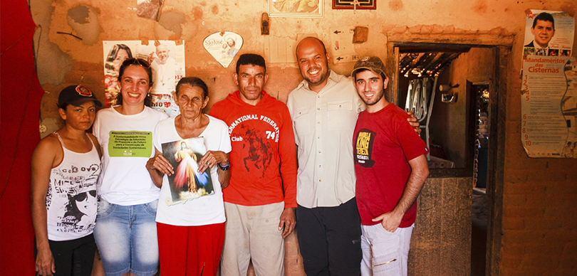 seis pessoas posando para foto dentro de uma casa no sertão do piauí, sendo elas, três mulheres e três homens, moradores da região e voluntários do projeto omunga