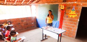 professora a frente da sala de aula ensina alunos em escola precária do sertão