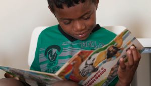 Criança do sertão lendo um livro
