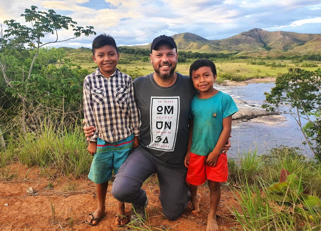 Continuar a Expedição OMUNGA, rumo às 10 cidades mais vulneráveis do Brasil, colocou Uiramutã/RR no meu roteiro. Depois de usar tantos transportes fluviais para chegar em Chaves e Melgaço no interior do Pará, foi bom variar um pouco e  usar aviões e ônibus para chegar ao extremo norte do Brasil, interior de Roraima, na divisa do Brasil com Guiana e Venezuela.