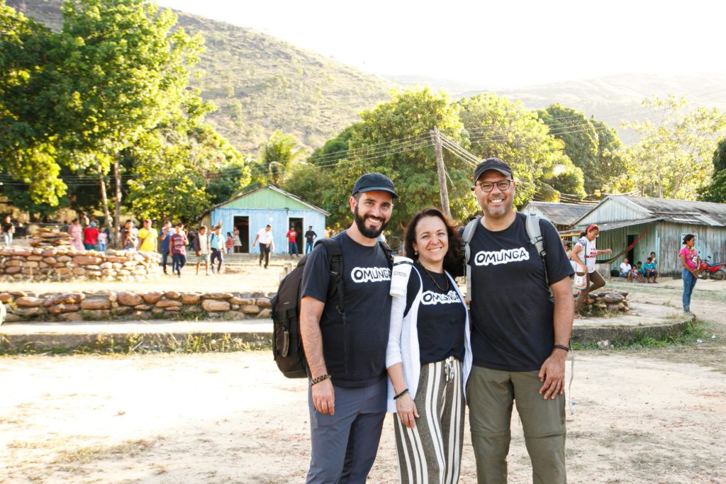 No dia 04 de janeiro, Roberto Pascoal, empreendedor social, fundador e presidente da OMUNGA Grife Social e Instituto, juntamente com Ana Carlota Niero, Coordenadora Pedagógica, e Daniel Machado, Coordenador Cultural e Fotógrafo, partiram para mais uma expedição do Projeto OMUNGA no Monte Roraima, com destino à cidade de Uiramutã. 