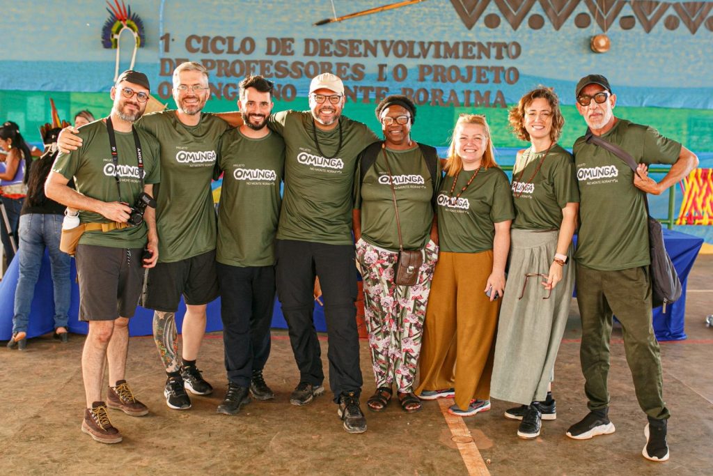 No dia 04 de janeiro, Roberto Pascoal, empreendedor social, fundador e presidente da OMUNGA Grife Social e Instituto, juntamente com Ana Carlota Niero, Coordenadora Pedagógica, e Daniel Machado, Coordenador Cultural e Fotógrafo, partiram para mais uma expedição do Projeto OMUNGA no Monte Roraima, com destino à cidade de Uiramutã. 