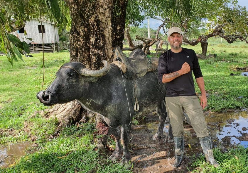 Roberto Pascoal durante expedição da OMUNGA na Ilha do Marajó, em área rural do município de Chaves, no Pará.
